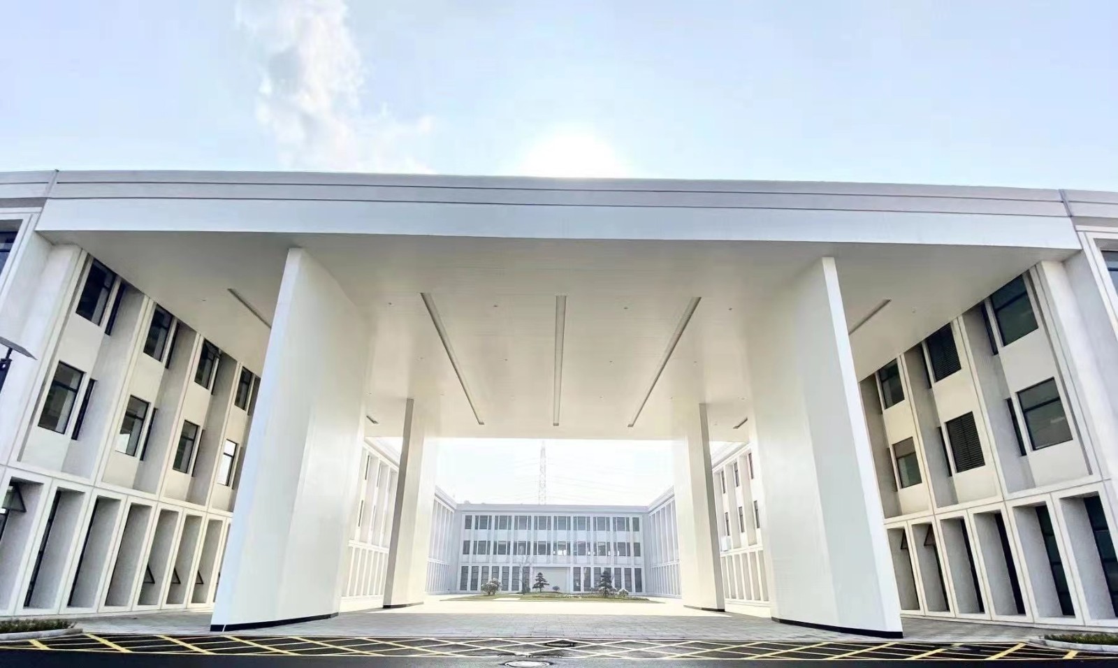 图为厂房广场