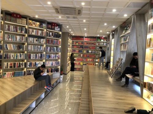 书店环境整洁优美，空间宽