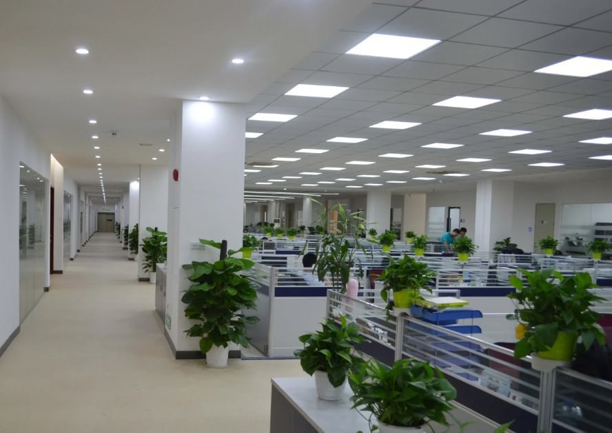 这是现代办公区，开阔明亮