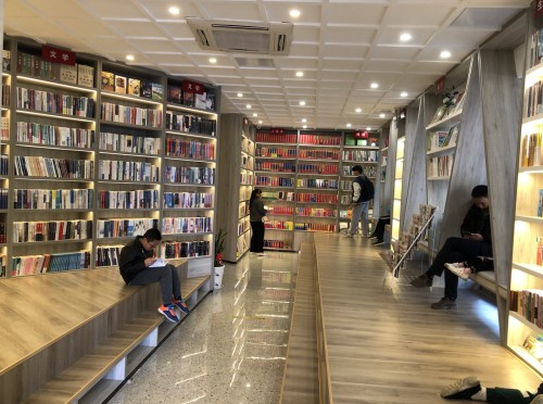 书店环境整洁优美，空间宽敞，氛围安静，书香文化氛围好。