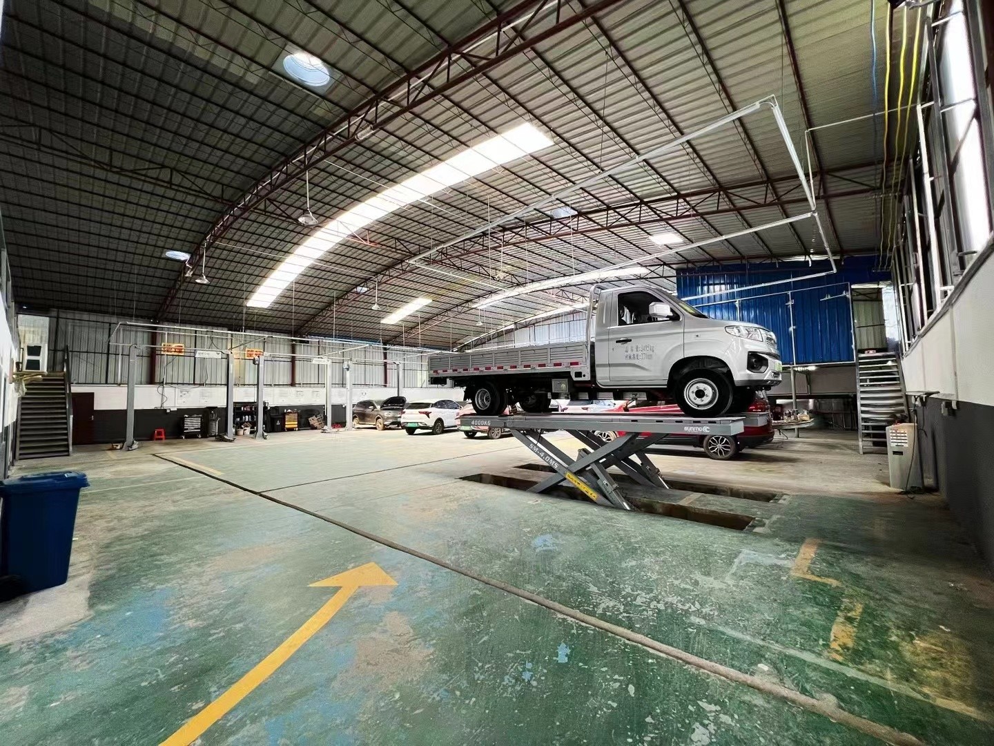 哪吒4S店·售后维修车间