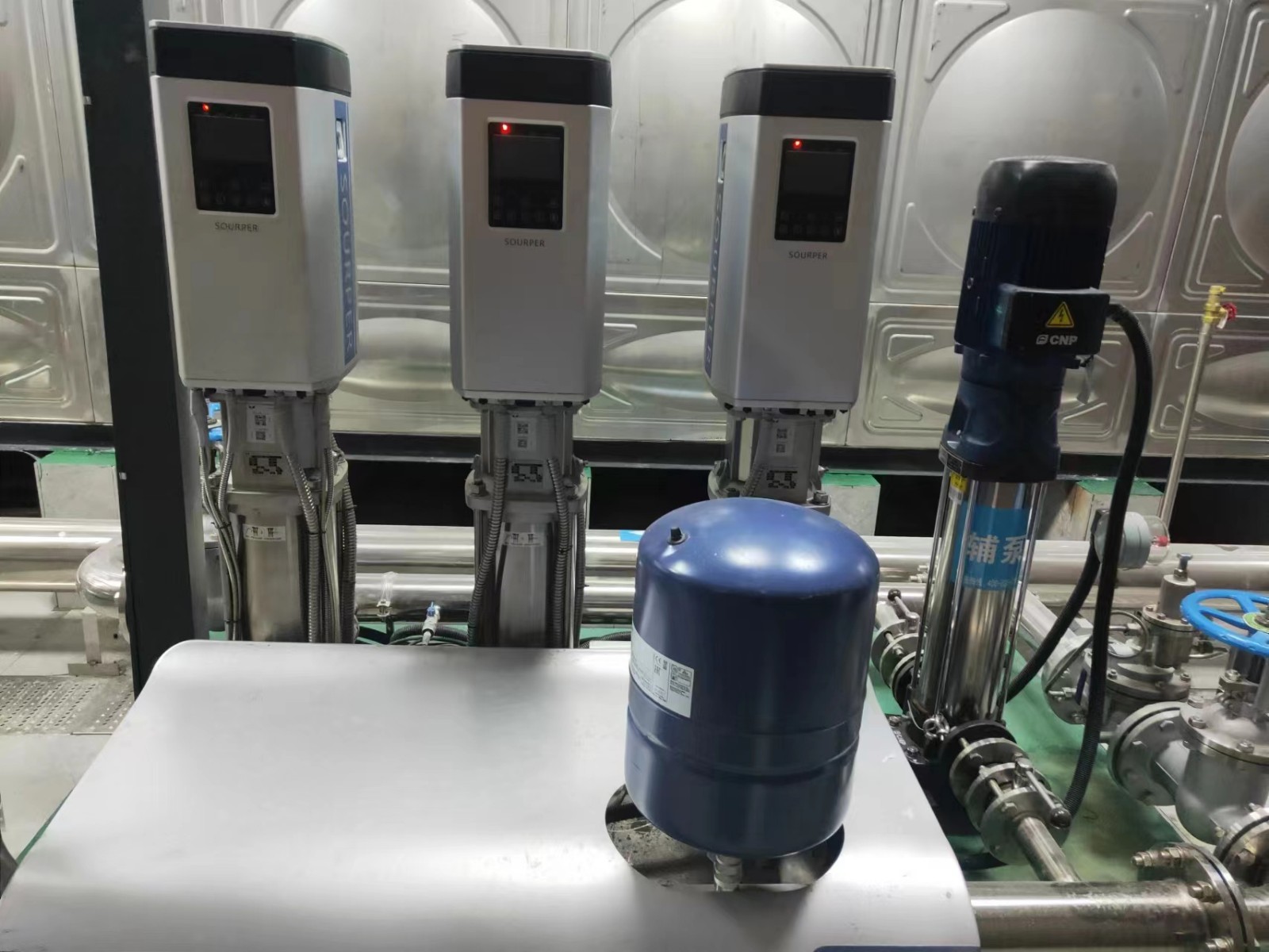 项目二层供水设备安装